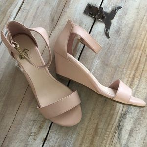 NWT Fioni heels - size 7